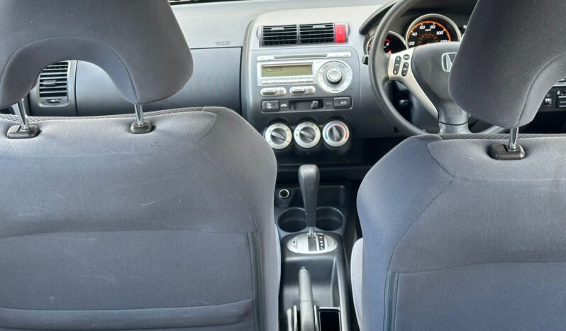 
								2005 SILVER HONDA JAZZ full									