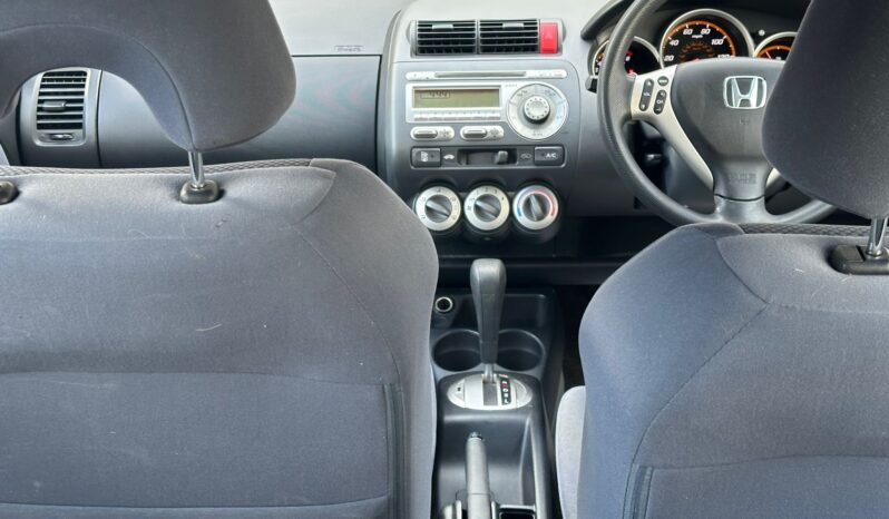 
								2005 SILVER HONDA JAZZ full									