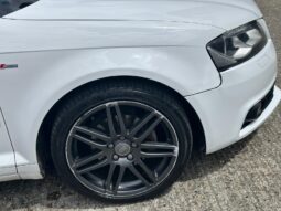 
										White Audi A3 Black Edition (2009) full									