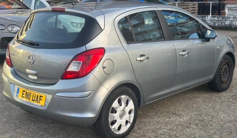 
								Silver Vauxhall Corsa 2011 full									